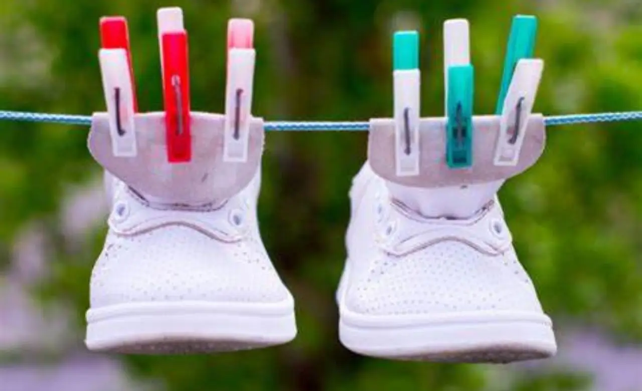 Hai lavato le scarpe in lavatrice? Ecco come disinfettarla subito per eliminare batteri e sporco