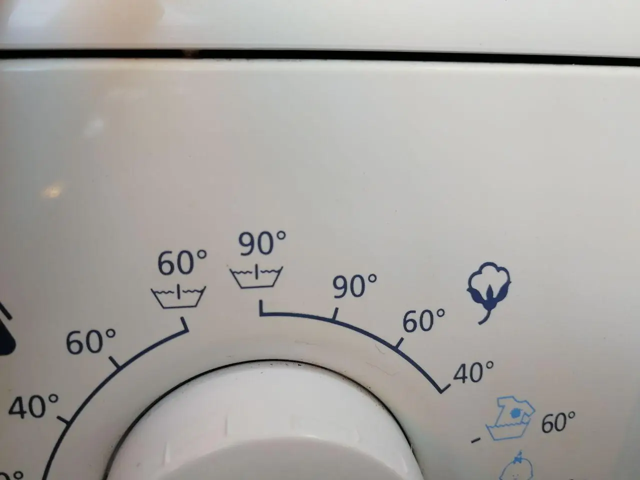 Lavi le lenzuola a 40 gradi? Ecco l’errore che stai facendo e i germi che non uccidi